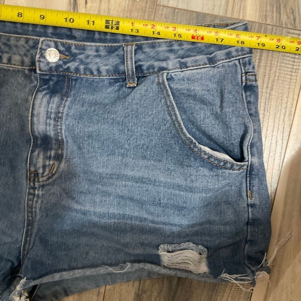 SHEIN women’s curve size 2XL. Denim medium blue wash, raw frayed hem and distres - Picture 6 of 9
